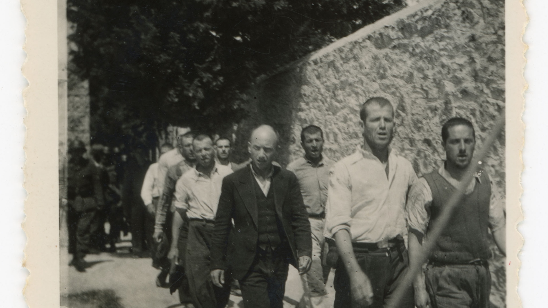 DÉCOUVERTE- photographies des 200 résistants grecs exécutés par les nazies le 1er mai 1944 à  Kesariani
